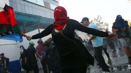 A Santiago, ce sont entre 5000 et 10000 personnes, selon les sources, principalement des travailleurs et des étudiants, qui défilent dans la rue. (AFP/HECTOR RETAMAL )