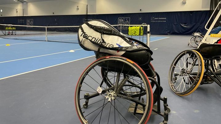 Les fauteuils des quatre joueurs du nouveau pôle France de paratennis ont investi les courts du Centre national d'entraînement (CNE), le 12 janvier 2023. (CLEMENT MARIOTTI PONS / FRANCEINFO: SPORT)