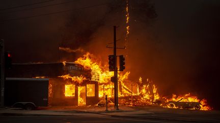 Un magasin en flammes, à&nbsp;Paradise (Californie), le 8 novembre 2018. (JOSH EDELSON / AFP)