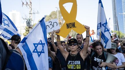 Des manifestants défilent à Tel-Aviv (Israël), le 2 septembre 2024, dans le cadre d'une journée de grève générale pour réclamer un accord de libération des otages retenus à Gaza. (MOSTAFA ALKHAROUF / ANADOLU / AFP)