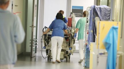 Des médecins et des infirmières transfèrent un patient dans une unité de soins intensifs dans un hôpital de Gera, en Allemagne, le 15 avril 2021. (BODO SCHACKOW / DPA-ZENTRALBILD / AFP)