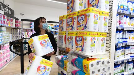 Un rayon de produits hygiéniques en octobre 2020 à Angers. Photo d'illustration. (JOSSELIN CLAIR / MAXPPP)