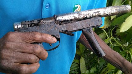 Ceux qui ont des lances viennent avec des lances. D'autres apportent des bâtons, des pierres et des barres de fer», raconte un membre d'un des comités de surveillance qui patrouillent dans les plantations. Il ajoute: «Nous sommes armés parce que les voleurs sont armés. Il n'y a pas de choix.»
 (Clarel Faniry Rasoanaivo / Reuters)