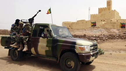 Des soldats maliens patrouillent &agrave; Kidal (Mali), le 29 juillet 2013.&nbsp; (KENZO TRIBOUILLARD / AFP)