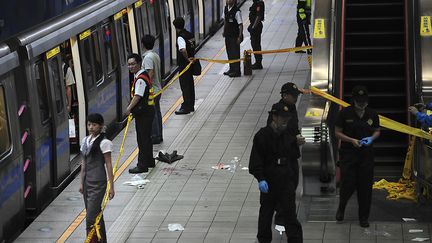 La police enqu&ecirc;te sur les lieux d'une attaque &agrave; l'arme blanche perp&eacute;tr&eacute;e sur plusieurs passagers du m&eacute;tro de Taipei, &agrave; Ta&iuml;wan, le 21 mai 2014.&nbsp; (REUTERS)