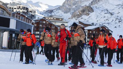 Les parrains et marraines de la 22e édition des Étoiles du sport accompagnent les sportifs espoirs qu'ils ont sélectionné lors d'une sortie en raquettes, à Tignes, le 26 novembre 2023. (Etoiles du sport - ©-ErwanRD)