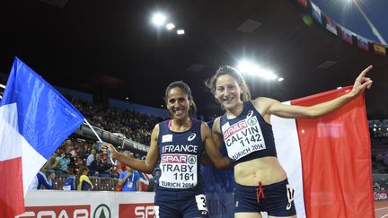 Les Fran&ccedil;aises Laila Traby (&agrave; gauche) et Cl&eacute;mence Calvin (&agrave; droite) apr&egrave;s la finale du 10 000 m &agrave; Zurich (Suisse), aux championnats d'Europe d'athl&eacute;tisme. (FRANCK FIFE / AFP)