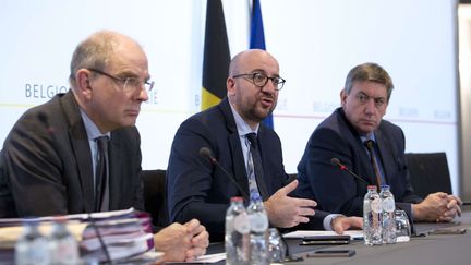 &nbsp; (Au centre le Premier ministre Charles Michel entouré de Koen Geens à gauche et Jan Jambon à droite lors d'une conférence de presse suite aux attentats de Bruxelles © Virginia Mayo/AP/SIPA)