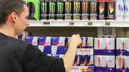 Un homme devant des canettes de boissons &eacute;nergisantes, le 19 octobre 2011 &agrave; Mulhouse (Haut-Rhin). (MAXPPP)