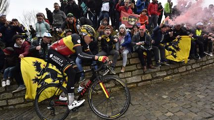 Oliver Naesen (AG2R La Mondiale) dans le Mur de Geraardsbergen lors de la 102e édition du Tour des Flandres, le 1er avril 2018. (DIRK WAEM / BELGA MAG)