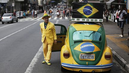 En 1994,&nbsp;Nelson Paviotti avait pari&eacute; que si le Br&eacute;sil remportait la coupe du monde de football, il ne s'habillerait plus qu'avec les couleurs du drapeau national. Vingt ans plus tard, &agrave; Campinas (Br&eacute;sil), il tient toujours sa promesse. (NACHO DOCE / REUTERS)