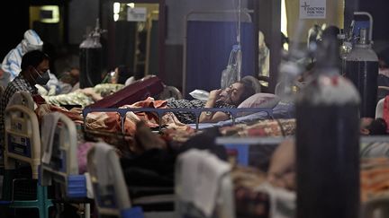 Des patients sont pris en charge dans un centre d'urgence dédié au Covid-19, le 29 avril 2021, à New Delhi (Inde). (TAUSEEF MUSTAFA / AFP)