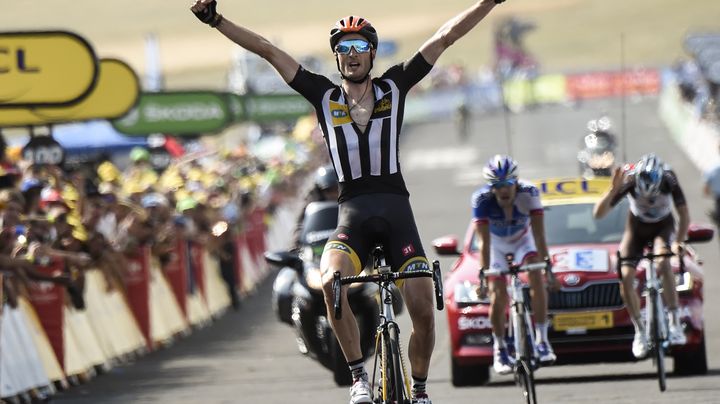 Thibaud Pinot (au deuxi&egrave;me plan) assiste d&eacute;pit&eacute; &agrave; la victoire de Stephen Cummings, lors de la 14e &eacute;tape du Tour de France. (ERIC FEFERBERG / AFP)