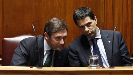 Le Premier ministre portugais, Pedro Passos Coelho (&agrave; g.), et son ministre des Finances,&nbsp;Vitor Gaspar, au Parlement de Lisbonne (Portugal), le 12 avril 2012. (MARIO CRUZ / MAXPPP)