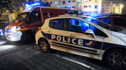 Des policiers et des pompiers interviennent pr&egrave;s de la mosqu&eacute;e d'Arras (Pas-de-Calais), o&ugrave; un fid&egrave;le a &eacute;t&eacute; tu&eacute; et un autre gravement bless&eacute;. (DENIS CHARLET / AFP)