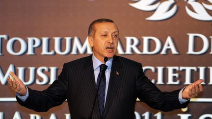 Le Premier ministre turc&nbsp;Recep Tayyip Erdogan lors d'une conf&eacute;rence &agrave; Istanbul (Turquie) le 23 d&eacute;cembre 2011. (BULENT KILIC / AFP)