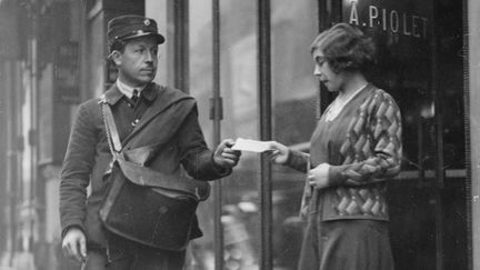 1930, un facteur à Paris.&nbsp; (GETTY IMAGES)