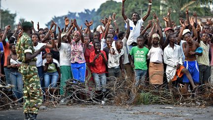 Des manifestants dans une rue de Bujumbura, au Burundi, vendredi 22 mai 2015.&nbsp; (CARL DE SOUZA / AFP)