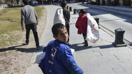 Jeunes Syriens réfugiés dans le camp de Gaziantep en Turquie. Ankara qui accueille déjà quelque 2,7 millions de Syriens sur son sol a décidé de fermer sa frontière dans la région d'Alep. Résultat, des trafics prolifèrent.  (BULENT KILIC / AFP)