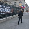 A Saint-Quentin (Aisne), une femme passe devant une banderole d&eacute;ploy&eacute;e en hommage aux victimes de l'attentat contre "Charlie Hebdo", le 12 janvier 2015. (BASTIEN HUGUES / FRANCETV INFO)