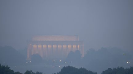 Le nuage s'est encore épaissi sur la capitale des Etats-Unis au matin du 8 juin 2023, comme ici, devant le mémorial de Lincoln. (ALEX BRANDON / AP / SIPA)