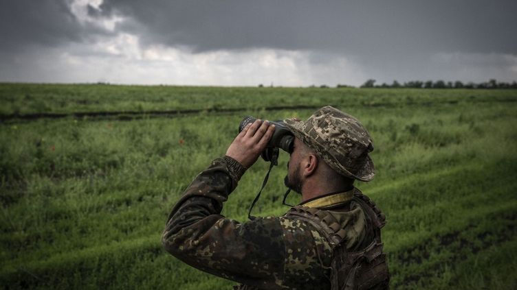 Un militaire dans la région de Donetsk (Ukraine), le 30 mai 2023. (MUHAMMED ENES YILDIRIM / ANADOLU AGENCY / AFP)