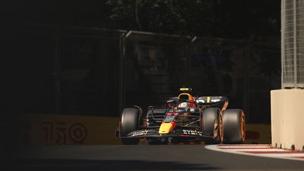 Sergio Pérez au volant de son monoplace Red Bull au Circuit urbain de Bakou, le 11 juin 2022. (FLORENT GOODEN / AFP)