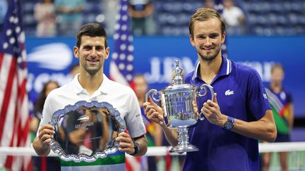 Novak Djokovic, finaliste de l'US Open, et le vainqueur de l'édition 2021, le Russe Daniil Medvedev, lundi 13 septembre 2021. (MATTHEW STOCKMAN / GETTY IMAGES NORTH AMERICA)