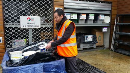 Romain, à la déchetterie de Meudon, en février 2019, où des emplacements sont réservés aux déchets dangereux rapportés par les particuliers. (ANNE LAURE BARRAL / RADIO FRANCE)