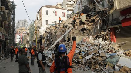 Les secouristes creusent les décombres d'un bâtiment effondré dans Beyrouth, le 3 septembre 2020, au Liban. (JOSEPH EID / AFP)