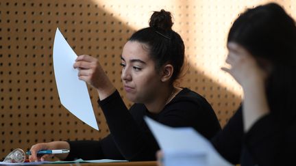 Lycéenne tenant une feuille lors de l'épreuve de philosophie, qui débute l'examen du baccalauréat, le 18 juin 2018 au Lycée Pasteur de Strasbourg, dans l'est de la France. (FREDERICK FLORIN / AFP)