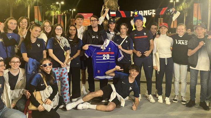 Une classe de 25 lycéens et leurs trois professeurs, originaires du Cantal, ont profité d'un voyage scolaire pour assister au match entre la France et le Brésil, le 29 juillet 2023. (MAYLICE LAVOREL / FRANCEINFO SPORTS)