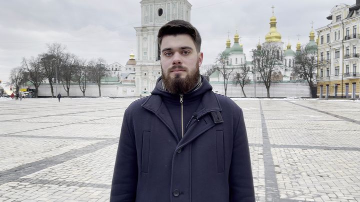 Kirillo, 21 ans, étudiant devenu soldat, place Saint-Sophie lors d'une permission. (THOMAS SELLIN / FRANCK BALLANGER / RADIO FRANCE)