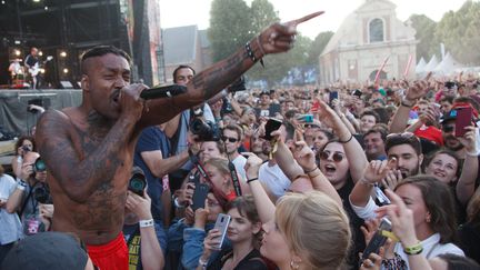 Matt&nbsp;Bastard, le chanteur de Skip the Use, a été reçu&nbsp;chaleureusement par le public du Main Square d'Arras. (Jérôme Pouille / Livenation France Festival)