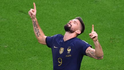 Dans la légende. Auteur d’un doublé contre l’Australie (4-1), le 22 novembre 2022, Olivier Giroud sort la France d’un mauvais pétrin. Surtout,&nbsp;l’attaquant de 36 ans rejoint Thierry Henry en tête du classement des buteurs des Bleus, avec 51 réalisations. (EVRIM AYDIN / AFP)