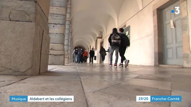 Le chanteur Aldebert, star auprès des enfants, en visite dans son ancien collège à Besançon