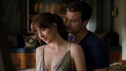 Dakota Johnson et Jamie Dornan dans "Cinquante nuances plus claires"
 (Universal Pictures)