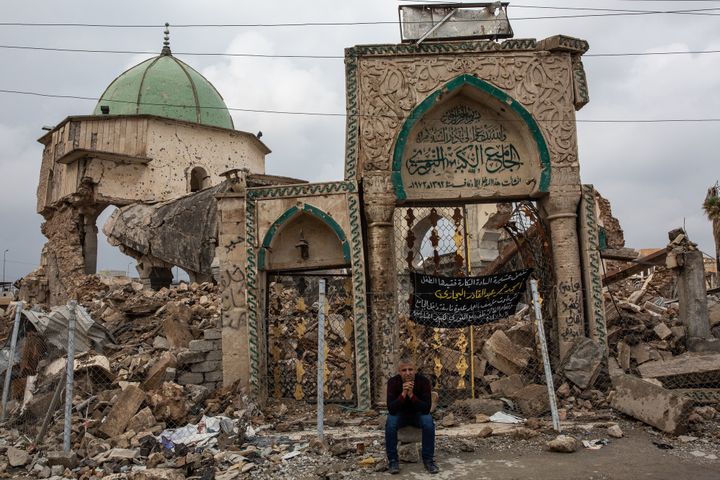 Devant les ruines de la mosquée Al-Nuri à Mossoul
 (Laurence Geai/SIPA)