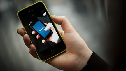 Facebook s'appr&ecirc;te &agrave; lancer son propre smartphone. (JAN HAAS / PICTURE ALLIANCE / AFP)