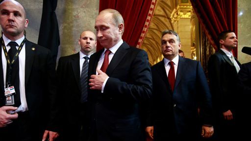 Vladimir Poutine et Viktor Orban au Parlement hongrois le 17 février 2015. (AFP - Anadolu Agency - Arpad Kurucz)