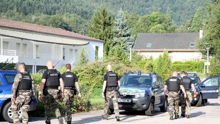 Des gendarmes se mettent en route le 31 juillet 2024 à Saint-Dié-des-Vosges (Vosges), dans le cadre des nouvelles recherches organisées pour retrouver la jeune Lina. (FLORENT SEILER / VOSGES MATIN / MAXPPP)