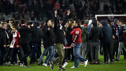 Les joueurs du LOSC violentés par leurs supporters après leur match nul 1-1 contre Montpellier.  (FRANCOIS LO PRESTI / AFP)