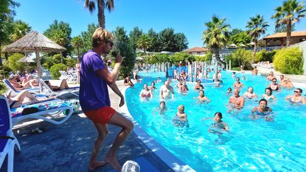 Un cours d'aquagym au camping Oyam de Bidart (Pyrénées-Atlantiques). (BENJAMIN ILLY / RADIO FRANCE)