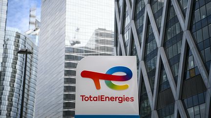 le logo TotalEnergies sur une borne de recharge à La Défense en périphérie de Paris, le 28 mai 2021. (CHRISTOPHE ARCHAMBAULT / AFP)