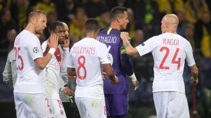 Les joueurs de Monaco rassemblés autour du gardien&nbsp;Diego Benaglio sorti sur blessure, mercredi 3 octobre 2018, lors du match de Ligue des champions, à&nbsp;Dortmund en Allemagne. (MARIUS BECKER / DPA / AFP)