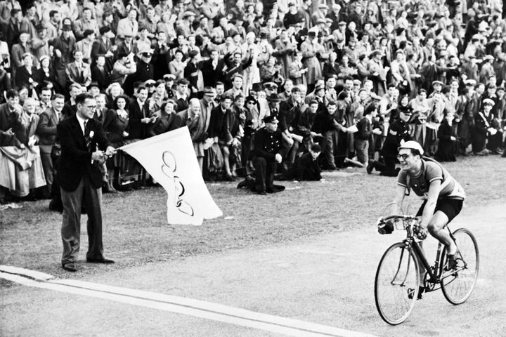 Le moment où José Beyaert a franchi la ligne d’arrivée aux Jeux olympiques de Londres en 1948.  (AFP/INTERCONTINENTALE)