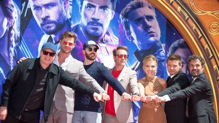 De gauche à droite, le président de Marvel Studios Kevin Feige et les acteurs&nbsp;Chris Hemsworth, Chris Evans, Robert Downey Jr., Scarlett Johansson, Mark Ruffalo and Jeremy Renner d'"Avengers : Endgame" à Hollywood (Californie), le 23 avril 2019. (VALERIE MACON / AFP)