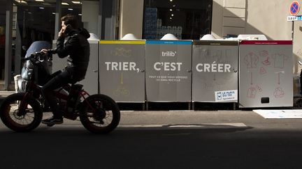 Des poubelles de tri dans les rues de Paris, le 9 janvier 2018. (ALEXIS SCIARD  / MAXPPP)