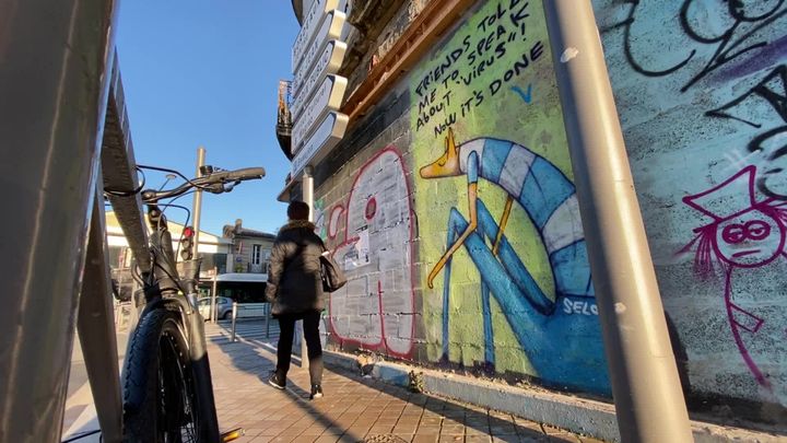 Le Mimil au pull rayé dans les rues de Bordeaux. (G. Decaix / France Télévisions)