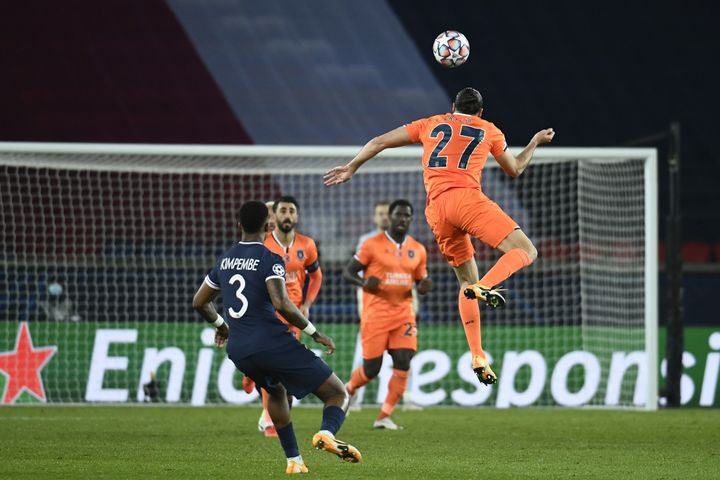 Presnel Kimpembe lors d'une action face à&nbsp;Enzo Crivelli, lors du match de Ligue des champions PSG-Basaksehir, le 8 décembre 2020 au Parc des Princes, à Paris. (JULIEN MATTIA / ANADOLU AGENCY)